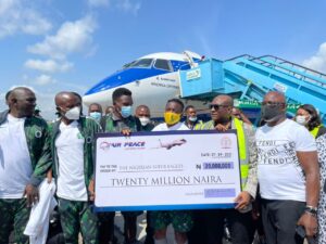 The chairman of Air Peace, Allen Onyema, has fulfilled his promise to the Super Eagles by giving the team N20 million for winning their 2022 World Cup qualifying match away against the Blue Sharks of Cape Verde last Tuesday. The Super Eagles, who flew to and from Cape Verde in one of Air Peace’s ultramodern Embraer 195-E2 aircraft, received the cheque of N20 million at the Murtala Muhammed International Airport, Lagos, on Wednesday. Onyema congratulated the players for the second win in the World Cup qualifiers and charged them to also emerge victorious in their subsequent games. “I am happy that you fulfilled your promise to the nation, knowing that you carry the aspirations of Nigerians on your young shoulders. When you were one-zero down, everybody was panicking. Everybody was praying.  And you responded like lions and won the match. There were celebrations all over the country- North, South, East and West”, Onyema stated. The Air Peace chairman implored the team to keep up the winning streak and continue uniting Nigerians with their pitch exploits. He added that Air Peace believes in the team and will continue to support them to take Nigerian football to greater heights. While fetching questions from reporters, Eagles Captain, Ahmed Musa, who said he enjoyed flying the brand new E195-E2 aircraft, thanked Allen Onyema for his kind gestures towards the team and stressed that he (Onyema’s) unity speech really inspired the players Before the match on Tuesday, Onyema had admonished the players before they departed for Cape Verde, to use their football strides to unite Nigerians, emphasizing the unifying power of sports, while also promising them the redeemed cash incentives.