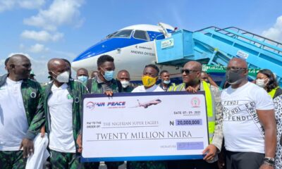 The chairman of Air Peace, Allen Onyema, has fulfilled his promise to the Super Eagles by giving the team N20 million for winning their 2022 World Cup qualifying match away against the Blue Sharks of Cape Verde last Tuesday. The Super Eagles, who flew to and from Cape Verde in one of Air Peace’s ultramodern Embraer 195-E2 aircraft, received the cheque of N20 million at the Murtala Muhammed International Airport, Lagos, on Wednesday. Onyema congratulated the players for the second win in the World Cup qualifiers and charged them to also emerge victorious in their subsequent games. “I am happy that you fulfilled your promise to the nation, knowing that you carry the aspirations of Nigerians on your young shoulders. When you were one-zero down, everybody was panicking. Everybody was praying. And you responded like lions and won the match. There were celebrations all over the country- North, South, East and West”, Onyema stated. The Air Peace chairman implored the team to keep up the winning streak and continue uniting Nigerians with their pitch exploits. He added that Air Peace believes in the team and will continue to support them to take Nigerian football to greater heights. While fetching questions from reporters, Eagles Captain, Ahmed Musa, who said he enjoyed flying the brand new E195-E2 aircraft, thanked Allen Onyema for his kind gestures towards the team and stressed that he (Onyema’s) unity speech really inspired the players Before the match on Tuesday, Onyema had admonished the players before they departed for Cape Verde, to use their football strides to unite Nigerians, emphasizing the unifying power of sports, while also promising them the redeemed cash incentives.