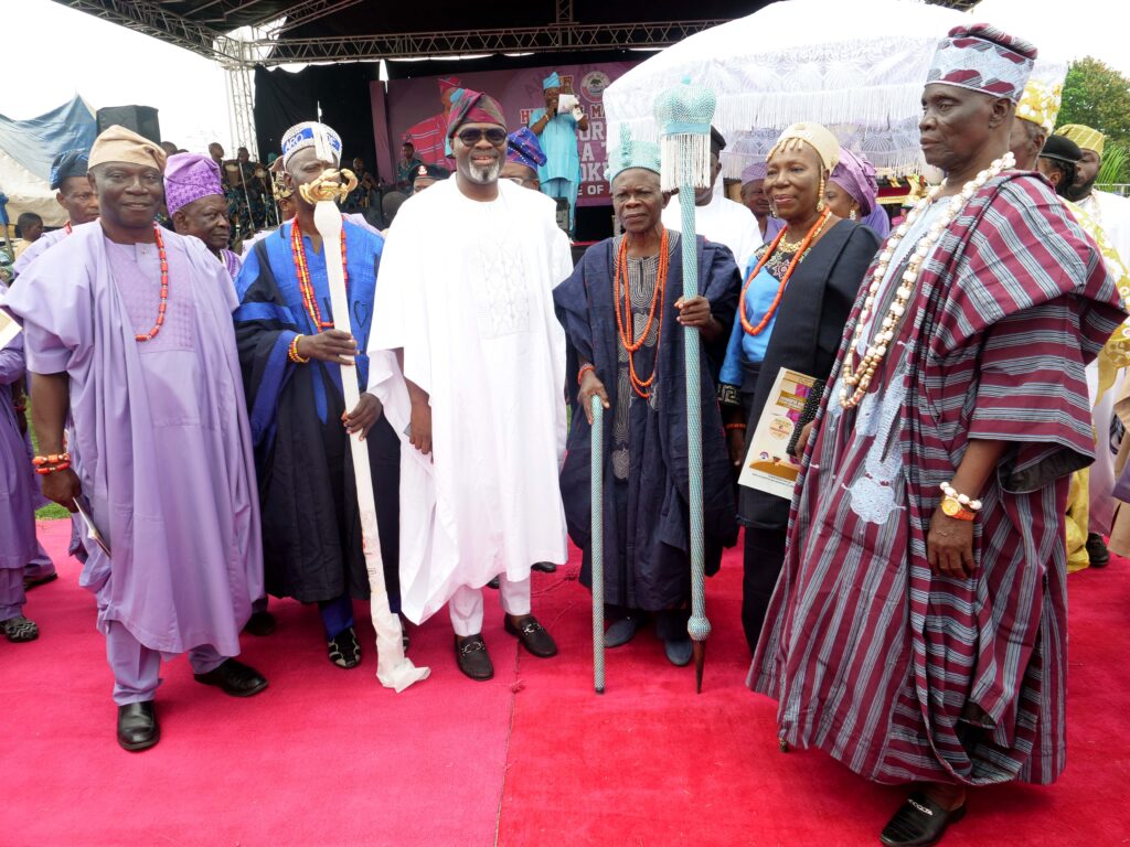From Left to Right: Chief Dotun Odekeye (Aare of Awe), Chief Ogunbode (Aro of Awe), Dr.Ayoola Oduntan (Group Managing Director, Amo Farm Sieberer Hatchery Ltd), HRM Oba Cornelius Abiola Taiwo Oladokun III (Alaawe of Awe), Olori Oluyemisi Taiwo, Oloja of Ago-Oja, Isale Oyo.